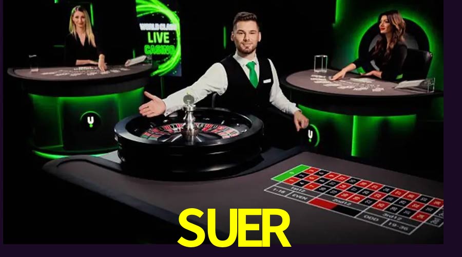 Una escena digital vívida inspirada en casino con SUER mostrado prominentemente, luces brillantes, fichas, cartas y acentos dorados.